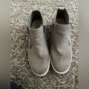 Zip up shoes